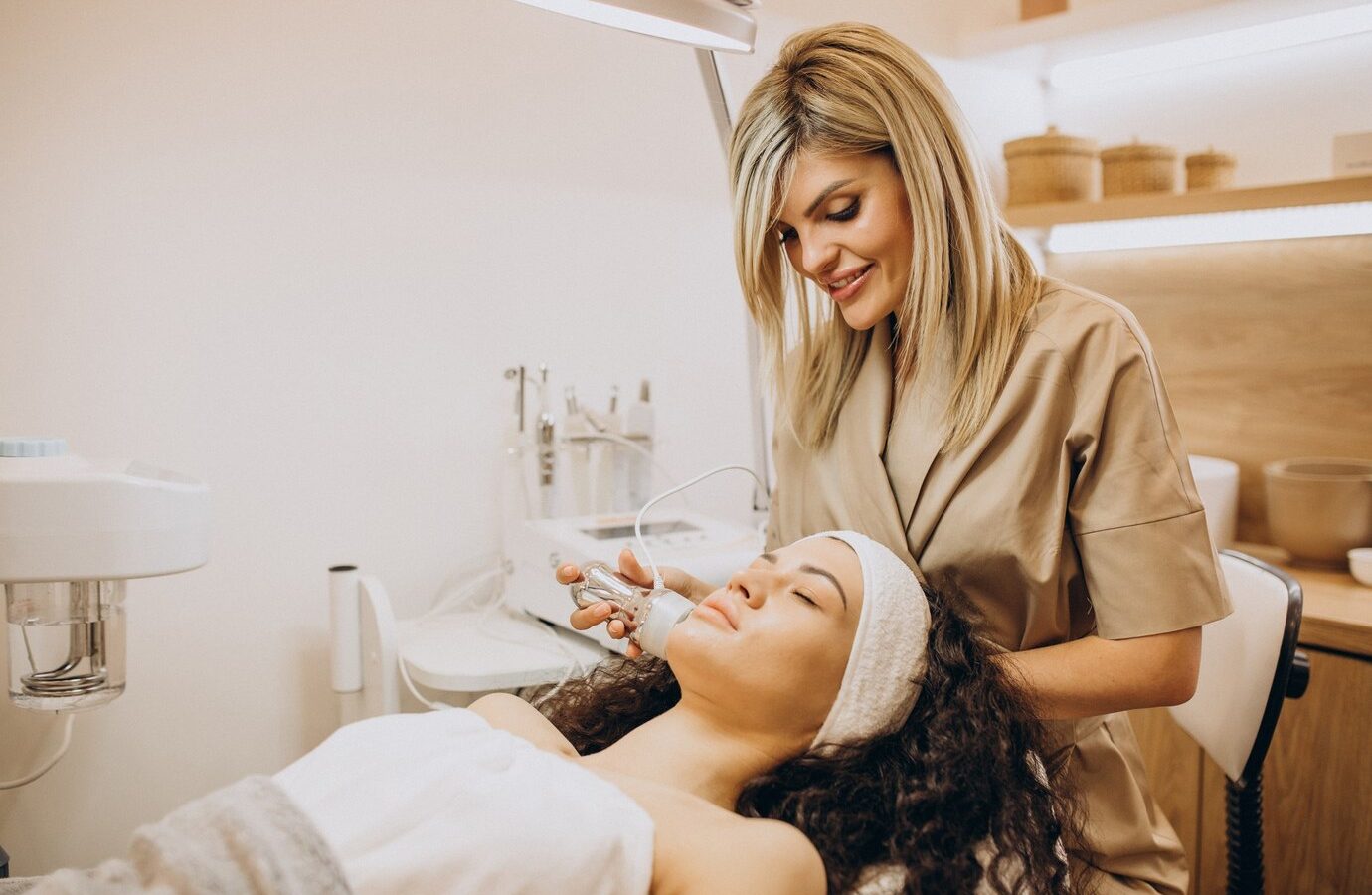 woman-cosmetologist-making-beauty-procedures_1303-26010